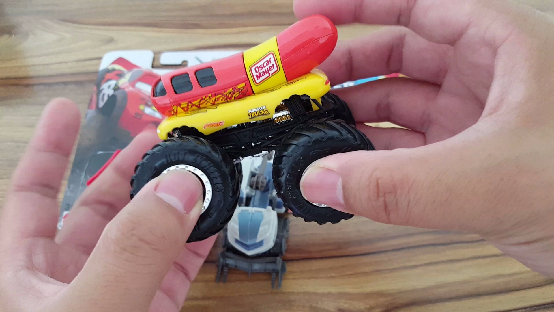 【东知玩具】风火轮热狗大脚车 美泰颤抖麦昆 不知名风火轮小车