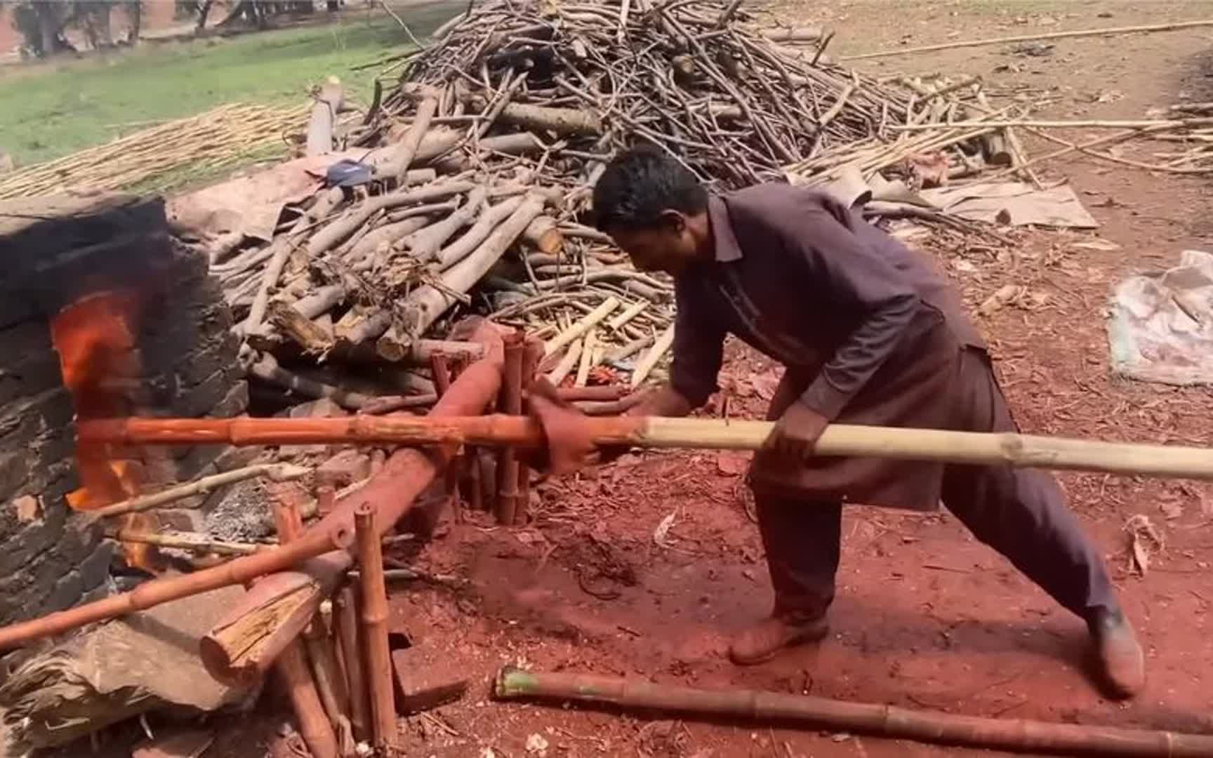 巴铁在露天作坊里用竹竿手工制作竹梯,物美价廉.哔哩哔哩bilibili