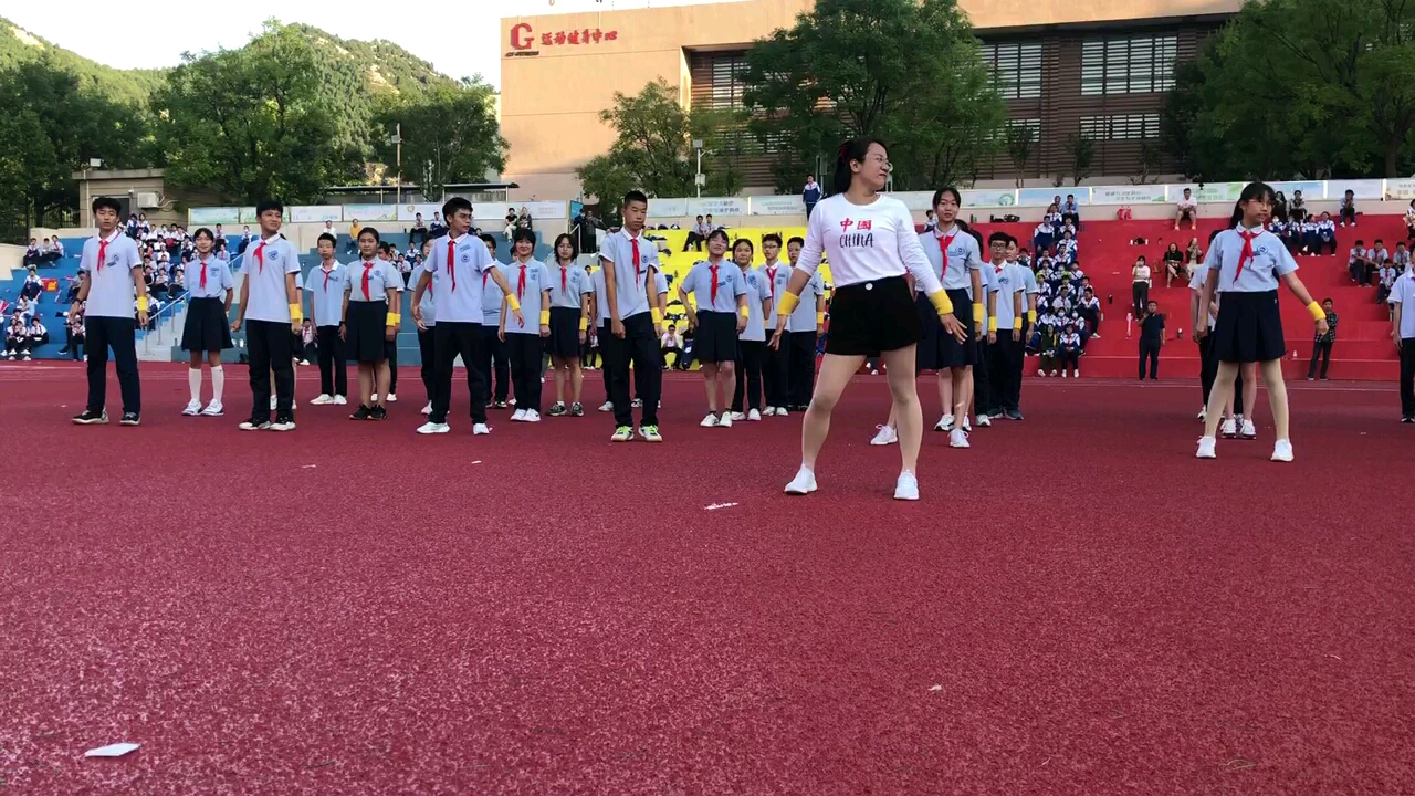 [图]【代投】济南育秀中学初二五班运动会开幕式—舞蹈《失恋阵线联盟》(大型社死现场)