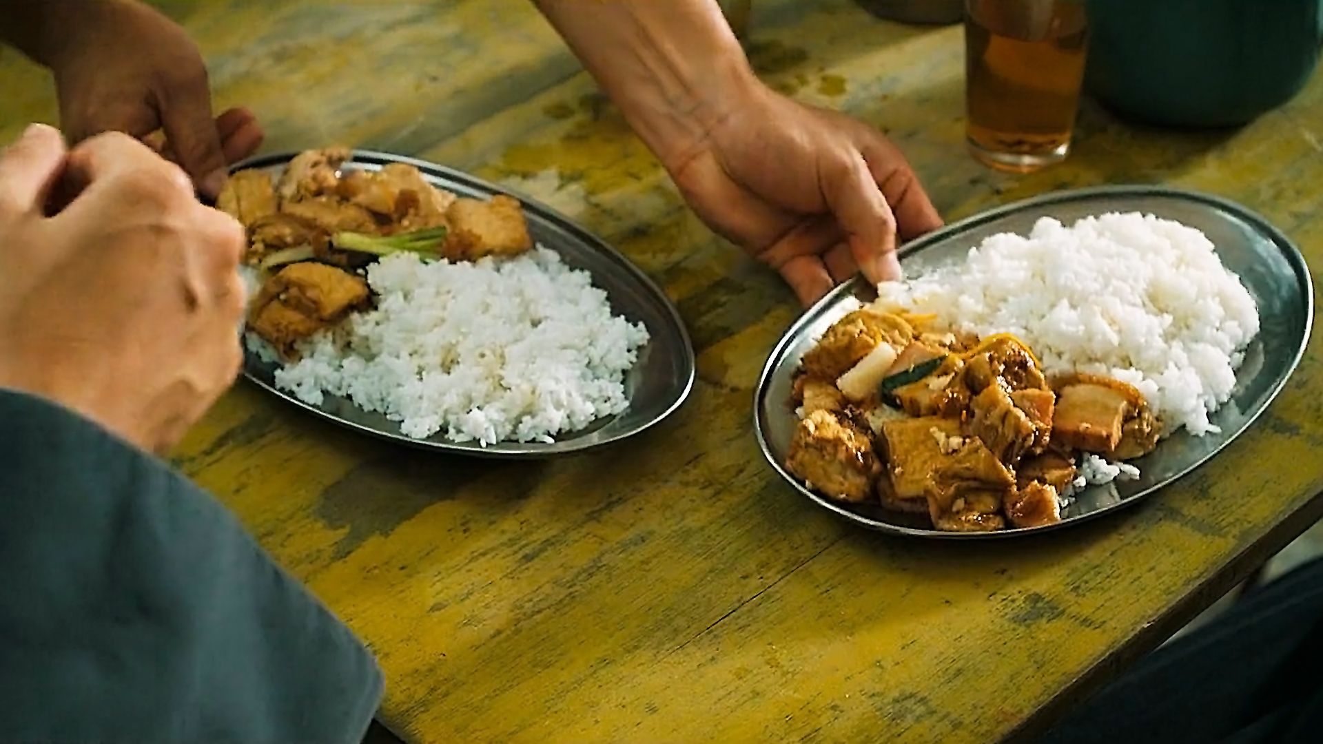 盘点港片里吃大排档，豆腐火腩饭男人的浪漫，烧鹅濑粉吃的真香