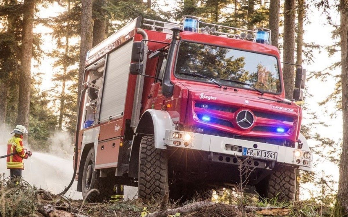 汽车鉴赏基于奔驰乌尼莫克u5023底盘的齐格勒森林消防车