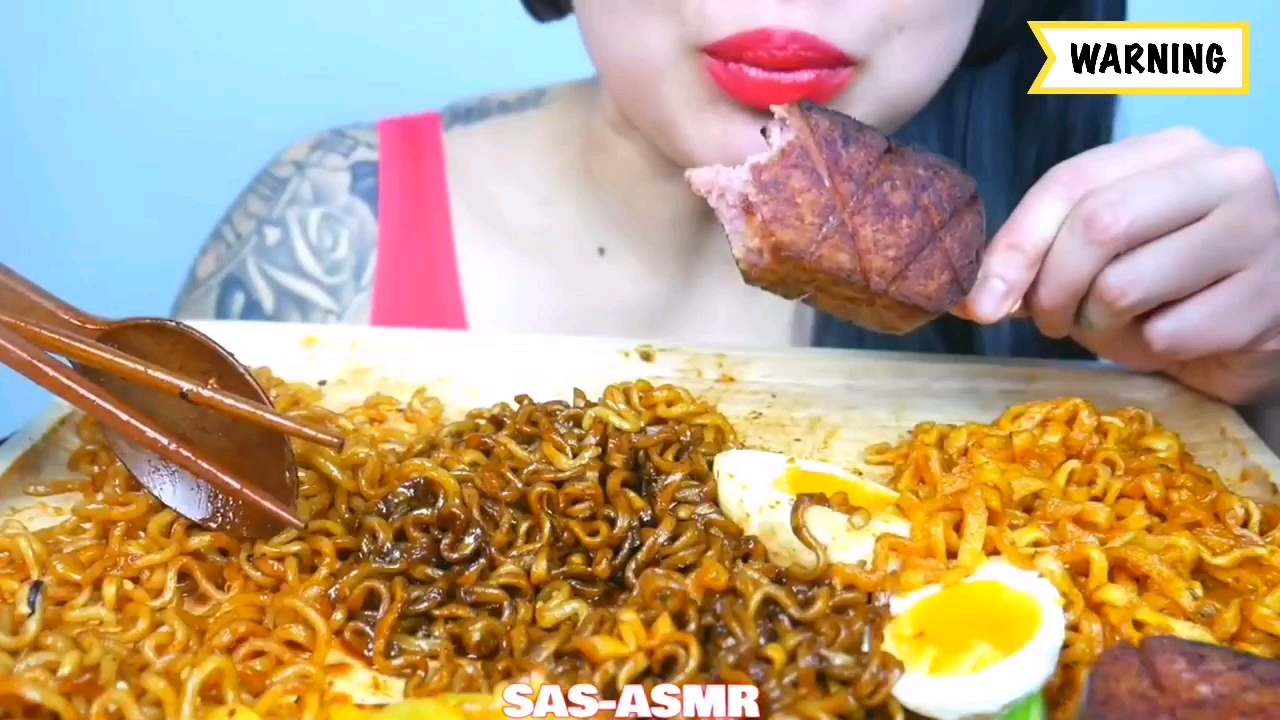 吃播微笑姐今天吃正宗的热干面和煎蛋吧唧吧唧吃的真香