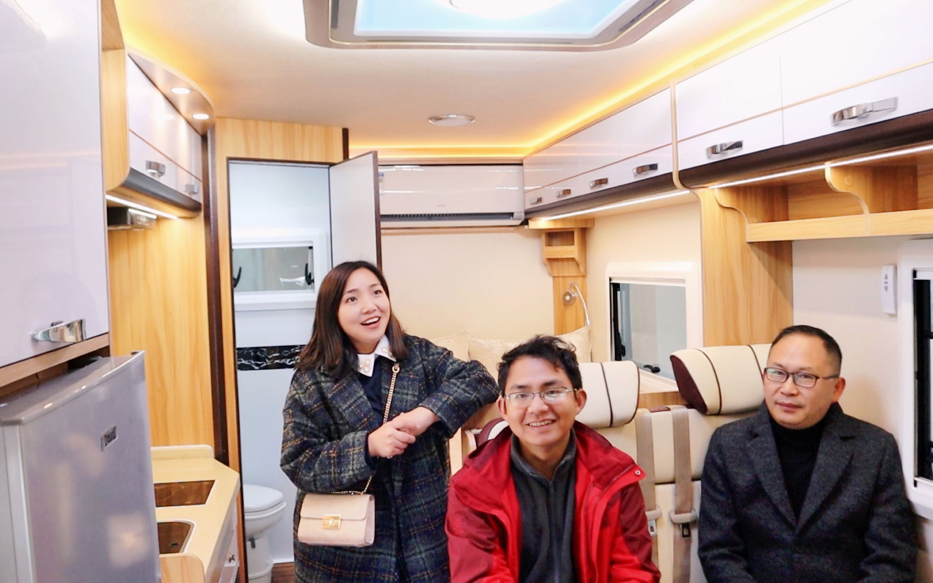 小微目前见过水电最多的房车,还是自动挡后双轮,太阳能板1250瓦,还有