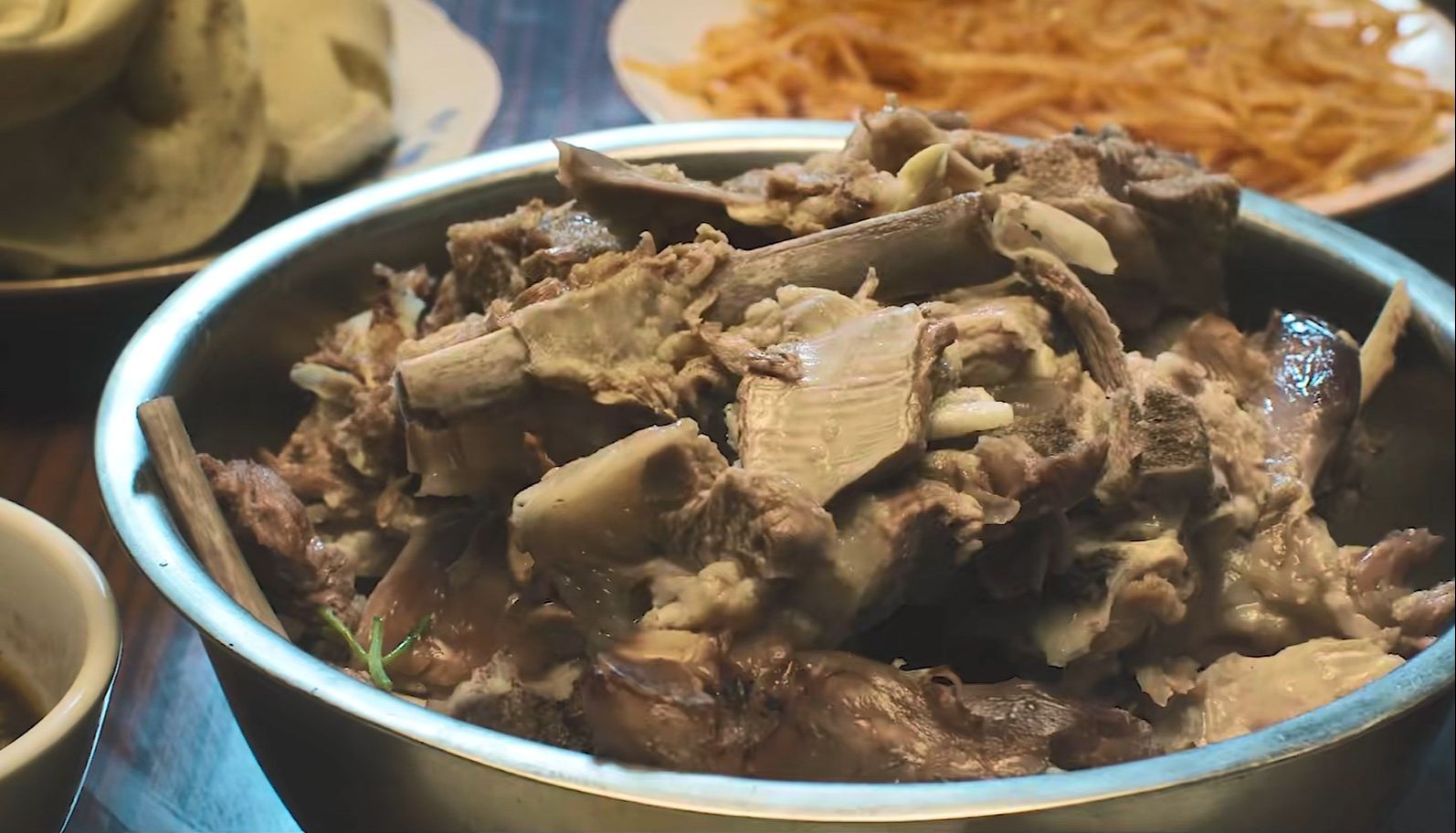 让人食欲大开的八大吃戏:一大盆羊肉,就两个人吃,吃得真过瘾!