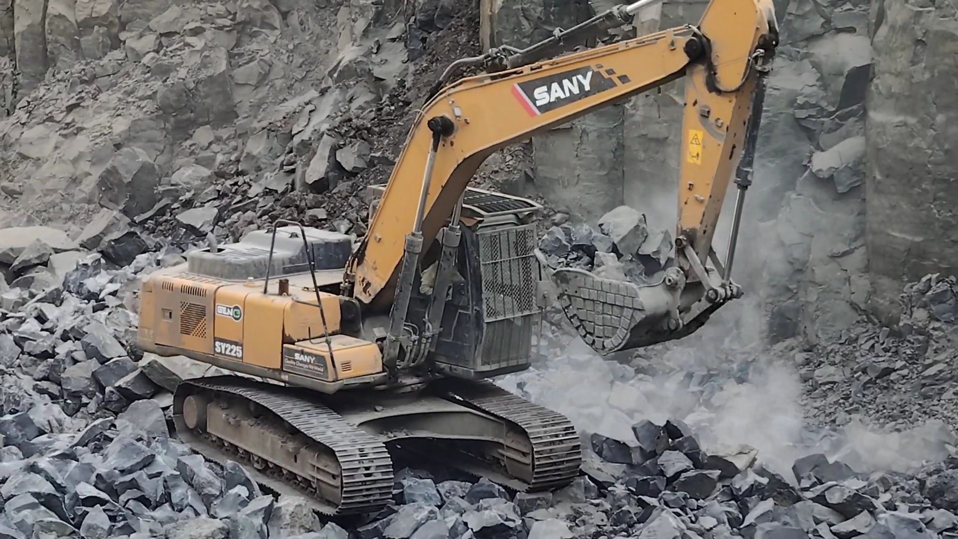 三一sy225挖掘机在米兰矿山装车作业