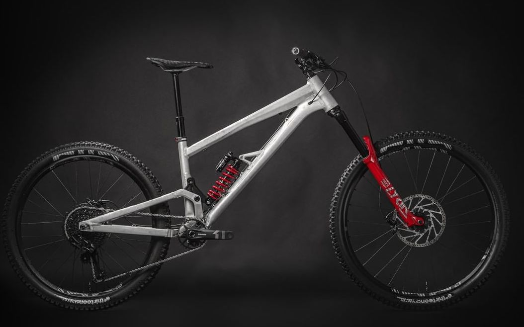 pb在台湾定制了一辆57°头管角度的未来战车 we went to taiwan to