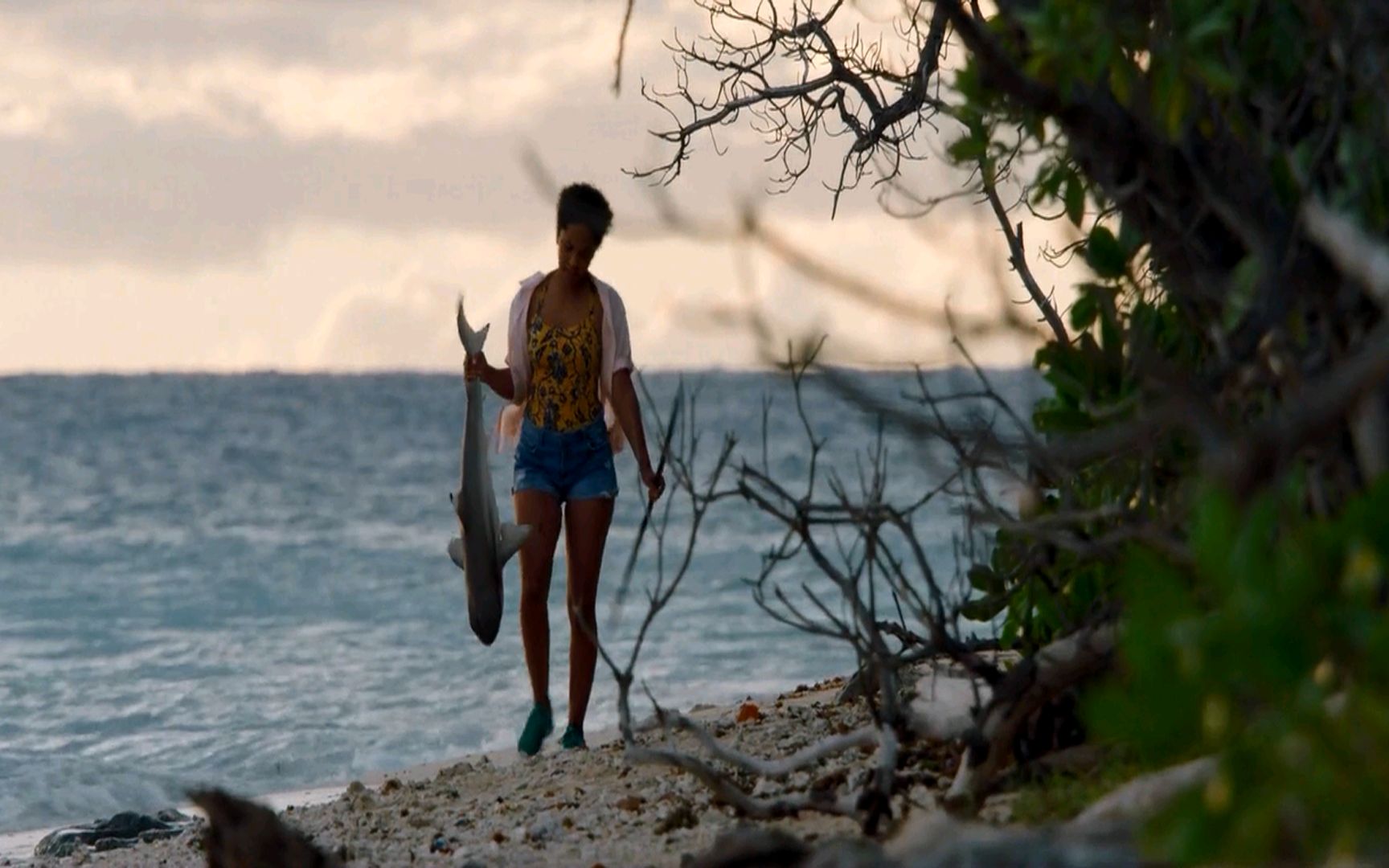 长宵荒岛甜心性感妹纸荒岛求生徒手捕鲨大战人形怪兽