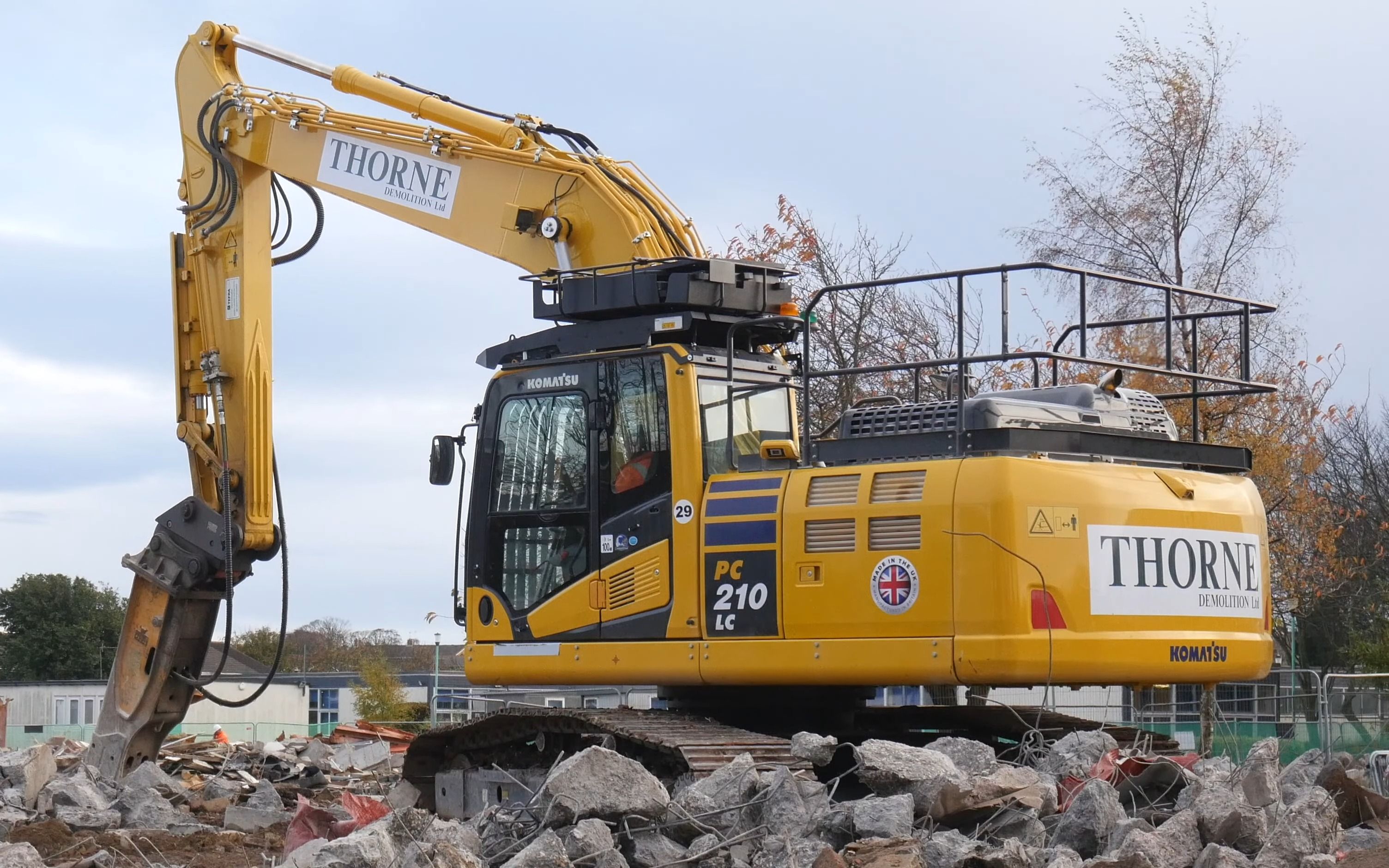 小松pc210lc挖掘机破碎钢筋混凝土