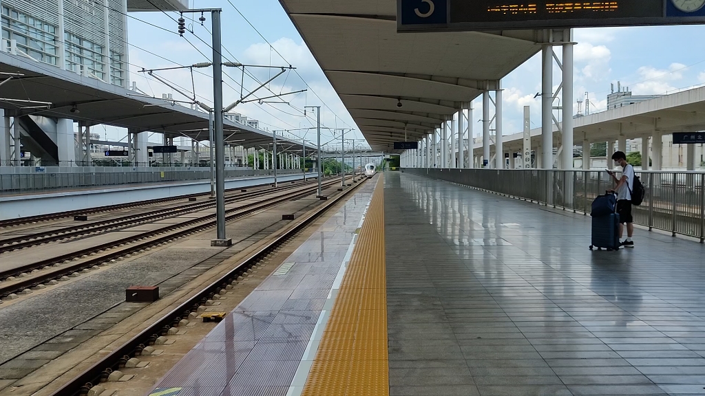 g6017次(长沙南站-深圳北站)本务中国铁路广州局集团有限公司广州动车