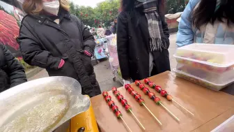 下载视频: 60岁摆地摊创业，现场做冰糖葫芦，1小时卖光