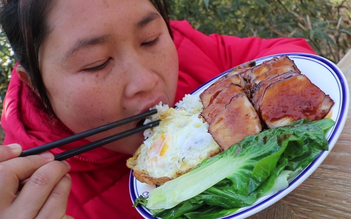 胖妹做黯然销魂叉烧饭,还给猪肉按摩10分钟,网友:茶杯才是亮点哔哩哔哩bilibili