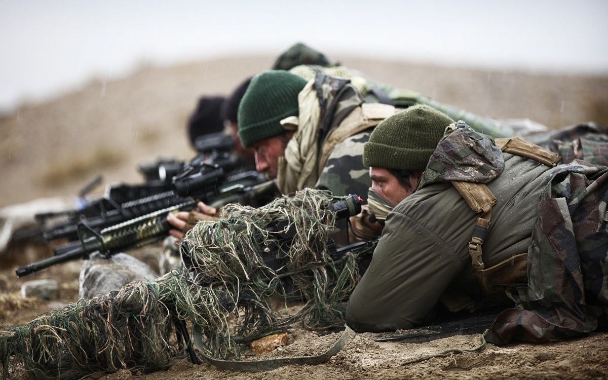 暴强的法国特种兵深入塔利班巢穴营救美女记者场面真实震撼