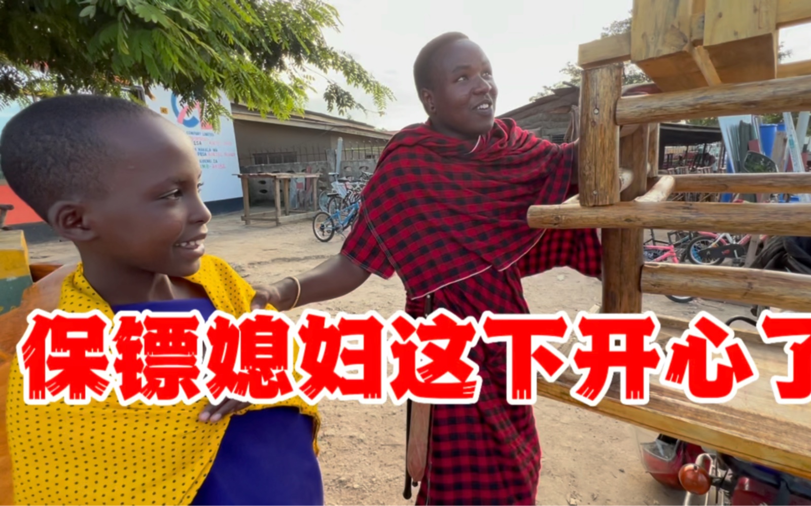 保镖媳妇太瘦小桌子都够不着,今天买个新桌子,给这俩人开心坏了-河马海外之旅-河马海外之旅-哔哩哔哩视频