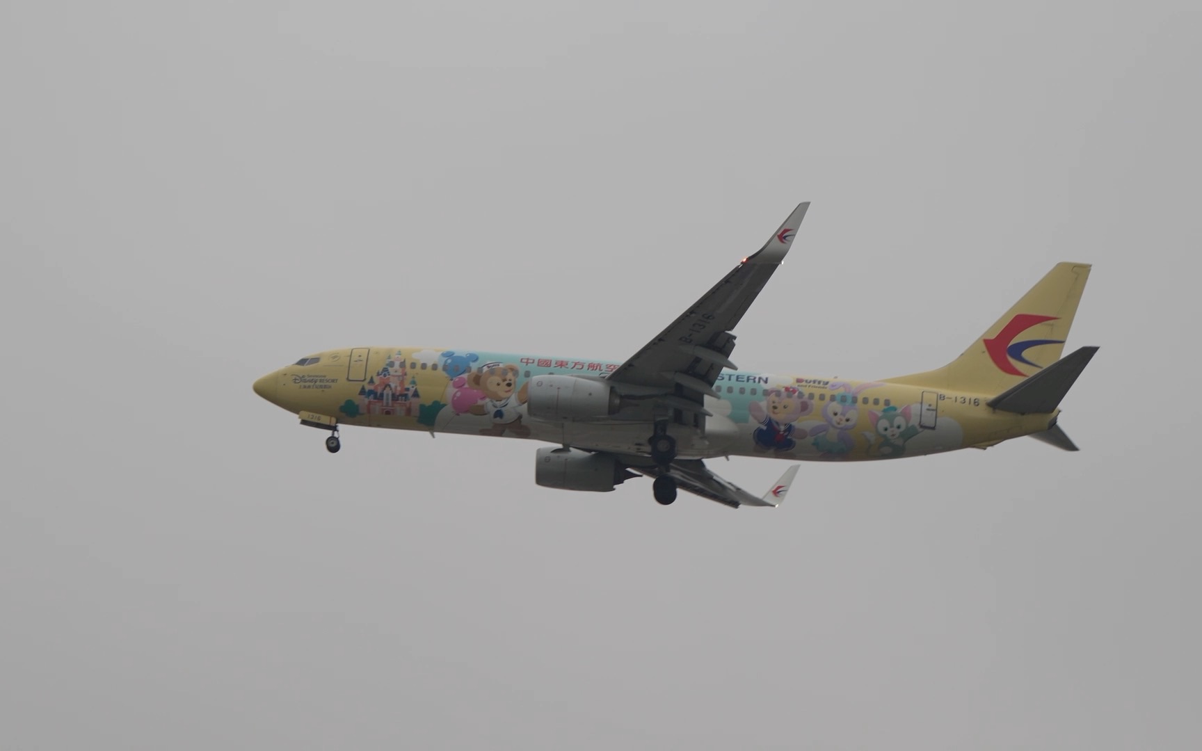 东方航空迪士尼彩绘机降落深圳宝安国际机场