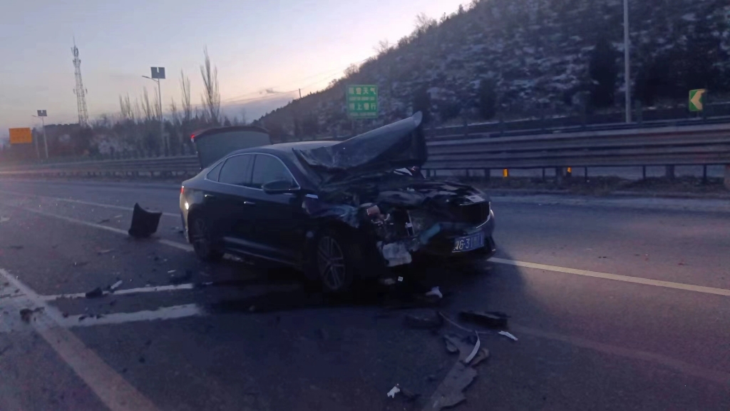 吉利星瑞高速追尾