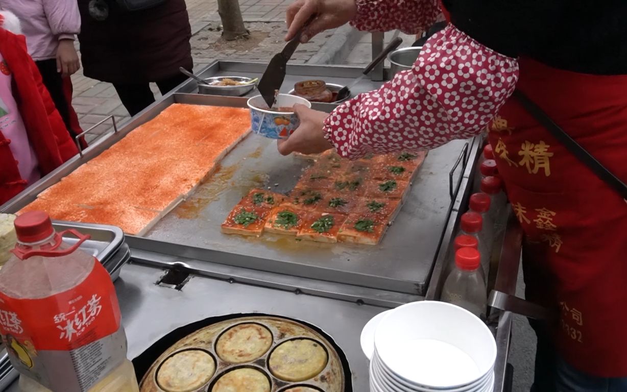 广西桂林大姐摆摊,一天卖两百斤豆腐,靠自己手艺赚钱