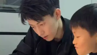 给儿子讲课爸爸被气到无语，网友；连生气都这么帅