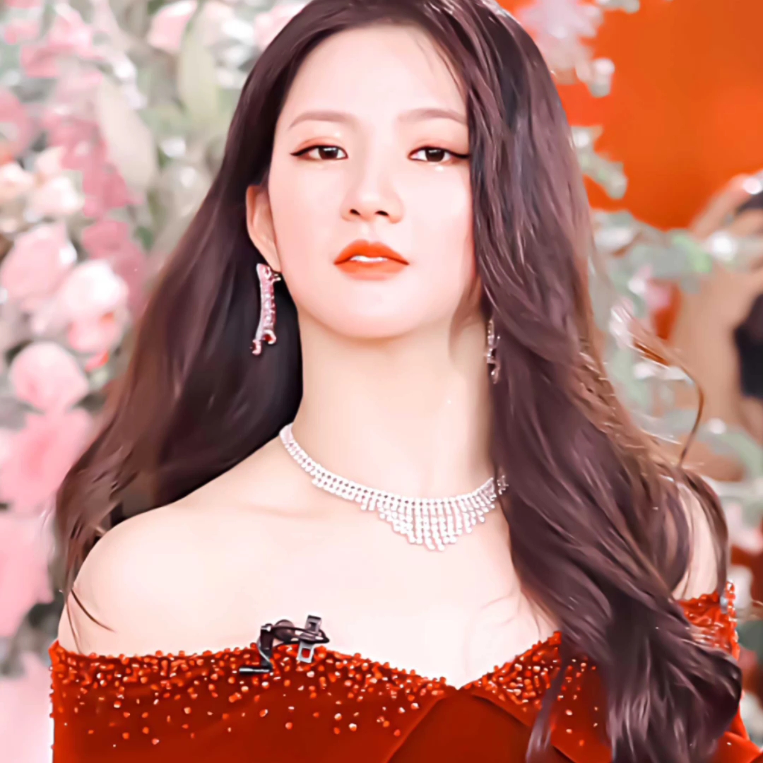 红衣美女 刘些宁