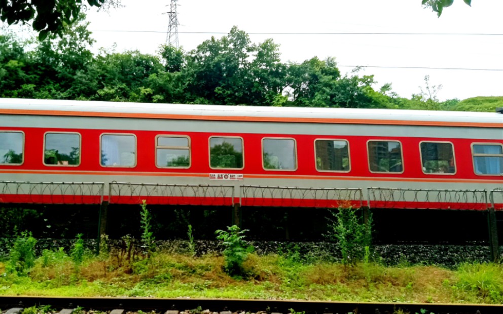 红皮火车车厢图片
