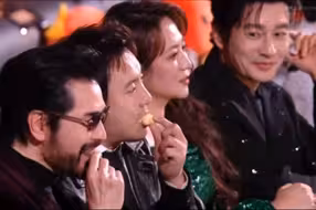 笑死！沈腾微博之夜吃饼干，还分给费翔一个