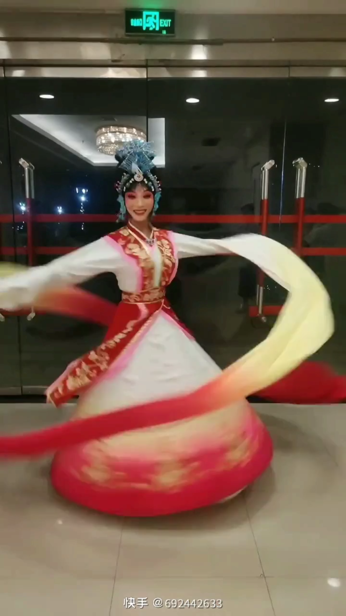 豫剧美女姐姐挑战甩三米长水袖