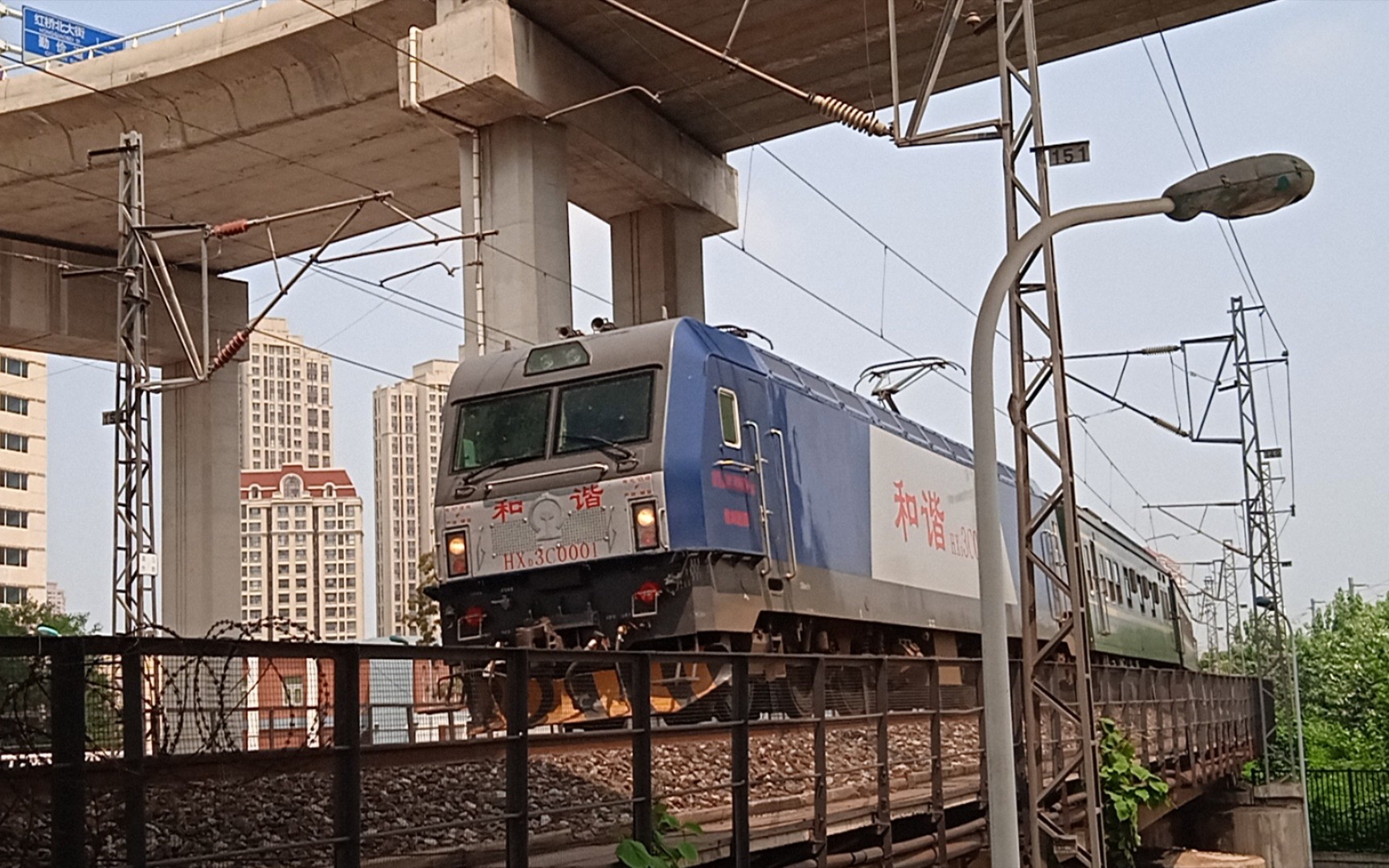 上有狒狒王,下有番茄王 hxd3c0001牵引k48天津西普速场20道通过_哔哩