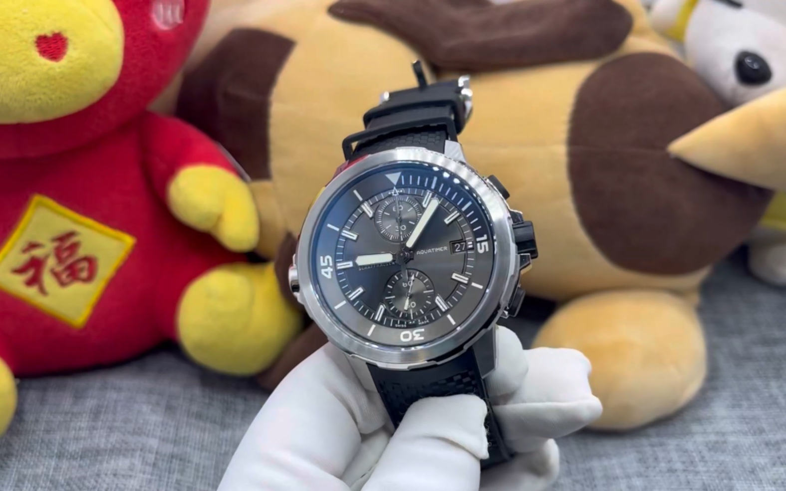 具有特别意义的鲨鱼灰万国海洋计时鲨鱼腕表