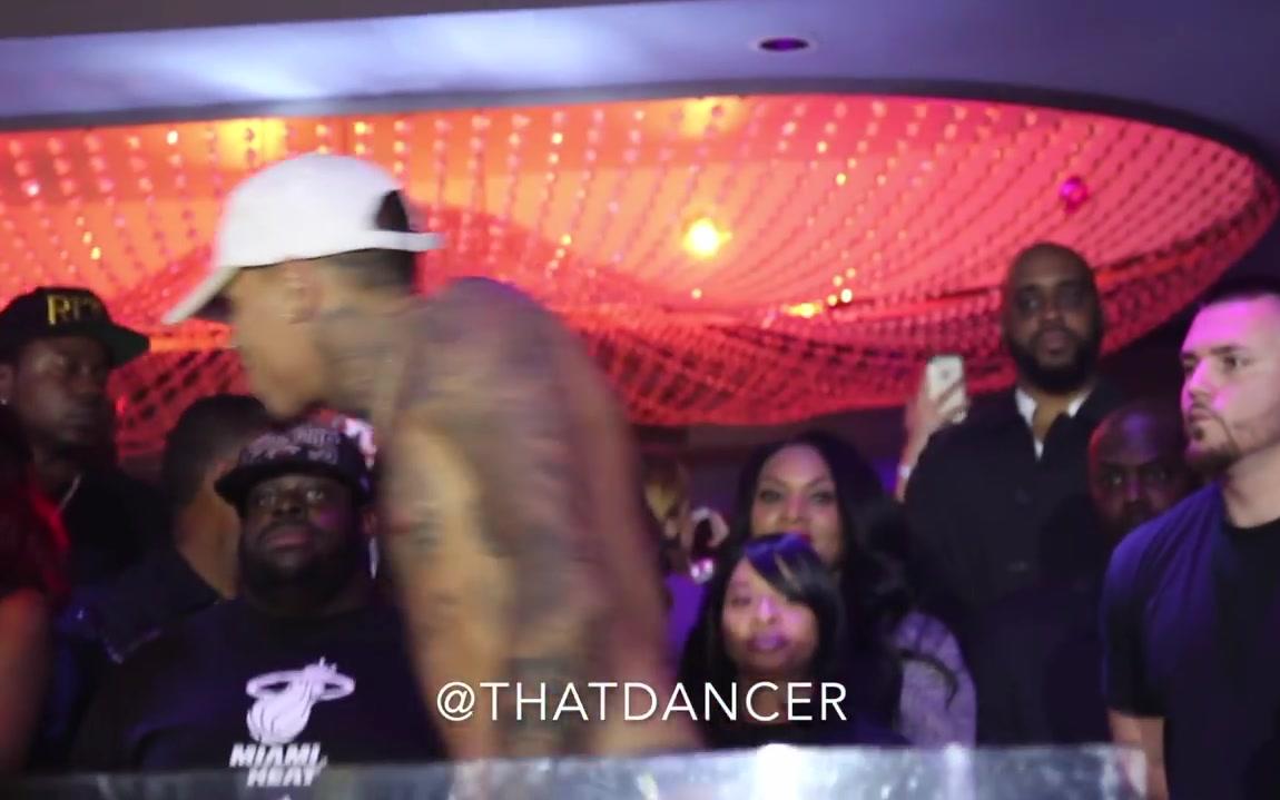 [图]Chris Brown "Make Love" & "Wet The Bed" Live in Miami