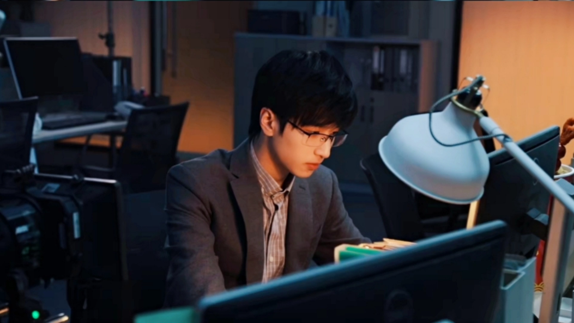 【严浩翔】德克士微电影以及花絮cut,戴着黑边眼镜帅气公务员的感觉