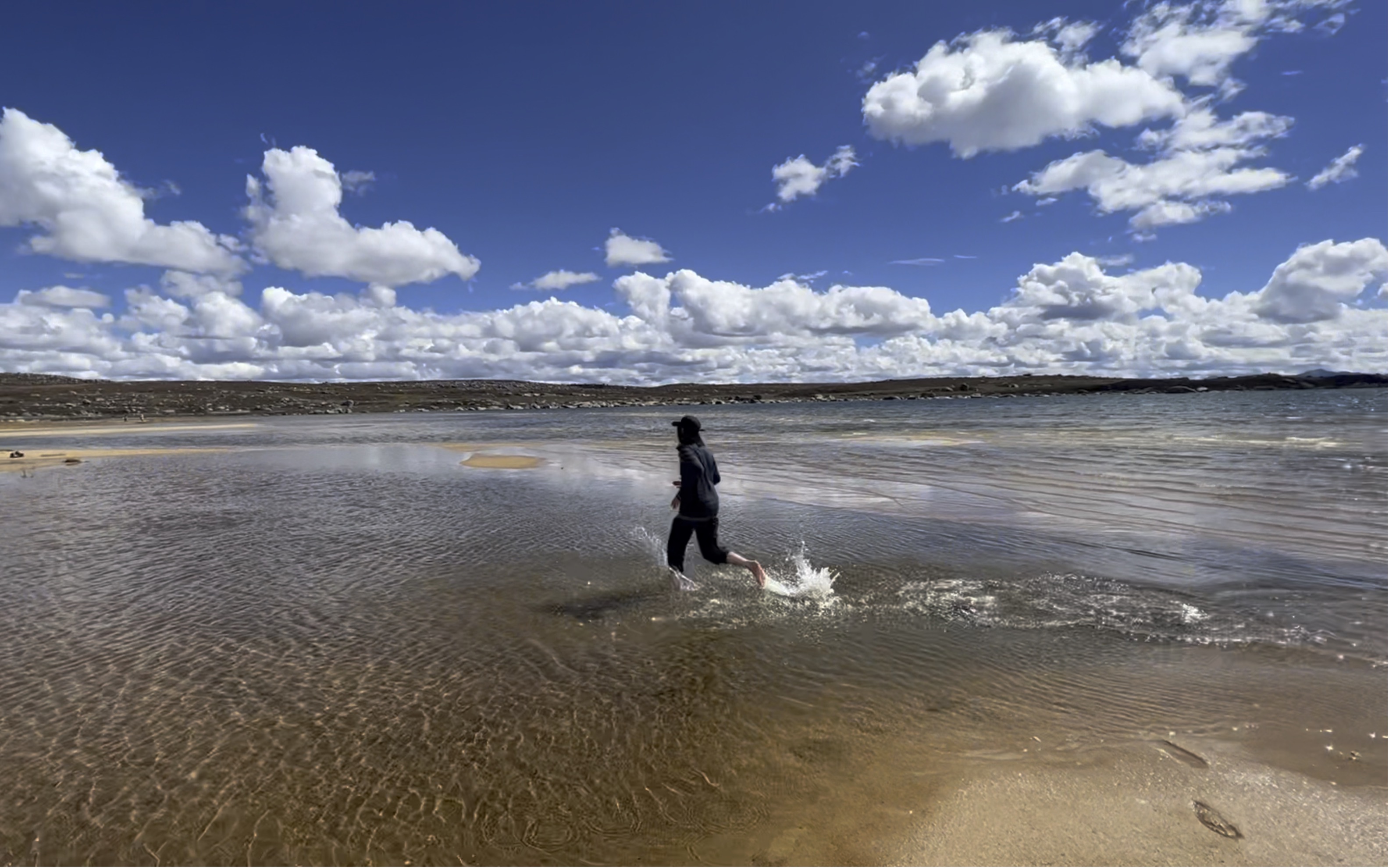 在高海拔的湖边奔跑