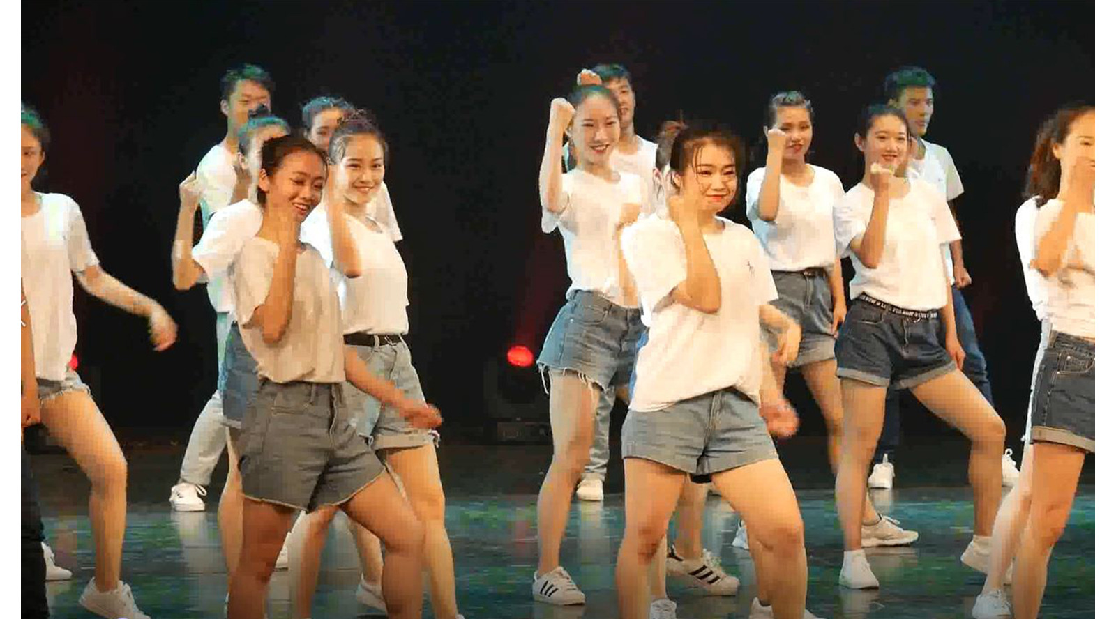 毕业晚会上这些大学生跳的集体舞最后令人泪目现场气氛很嗨