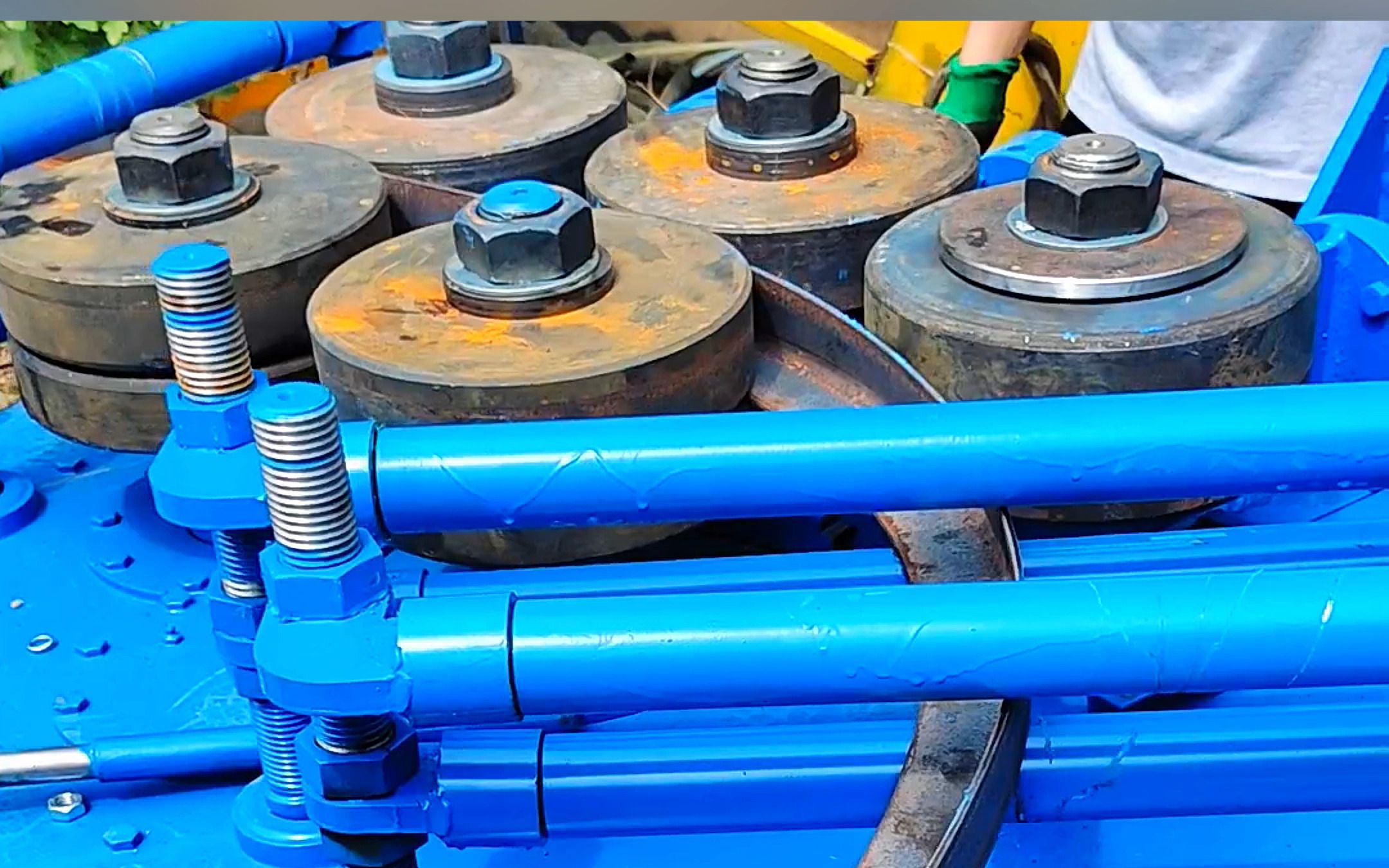 角钢弯圆机可卷制多种型号的钢材,如:槽钢,角钢,角铁,扁钢,钢管等钢材