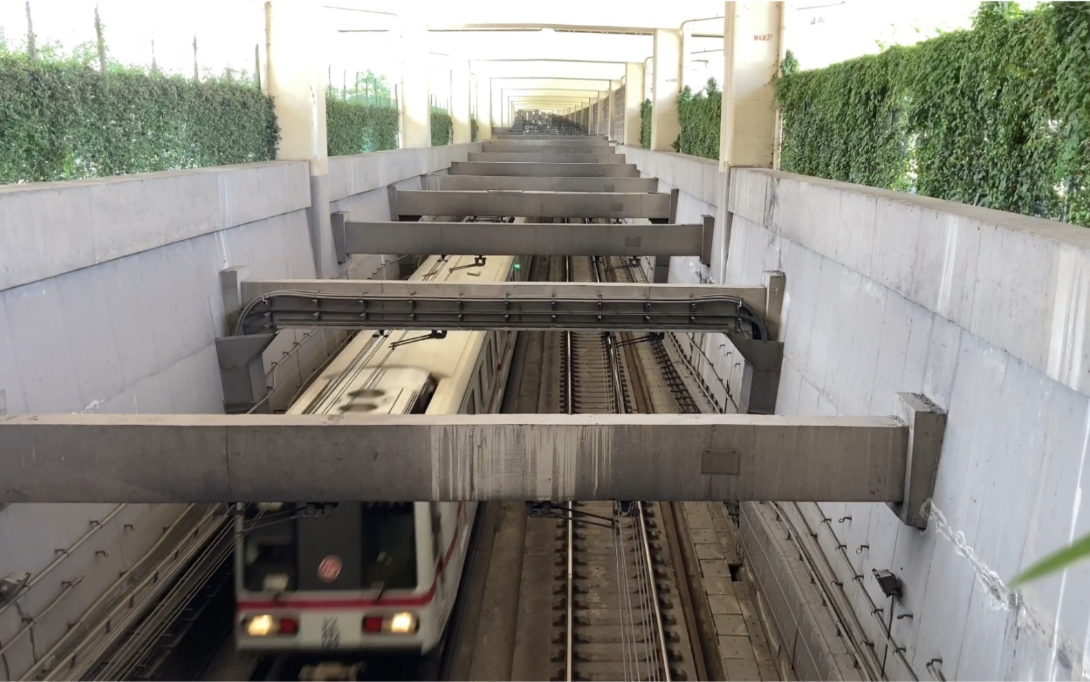 上海地铁1号线汶水路出地口视角伪八通过