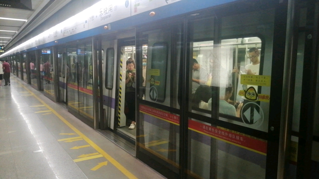 广州地铁二号线02x053054(直角塞拉鼠)广州南站方向东晓南出站