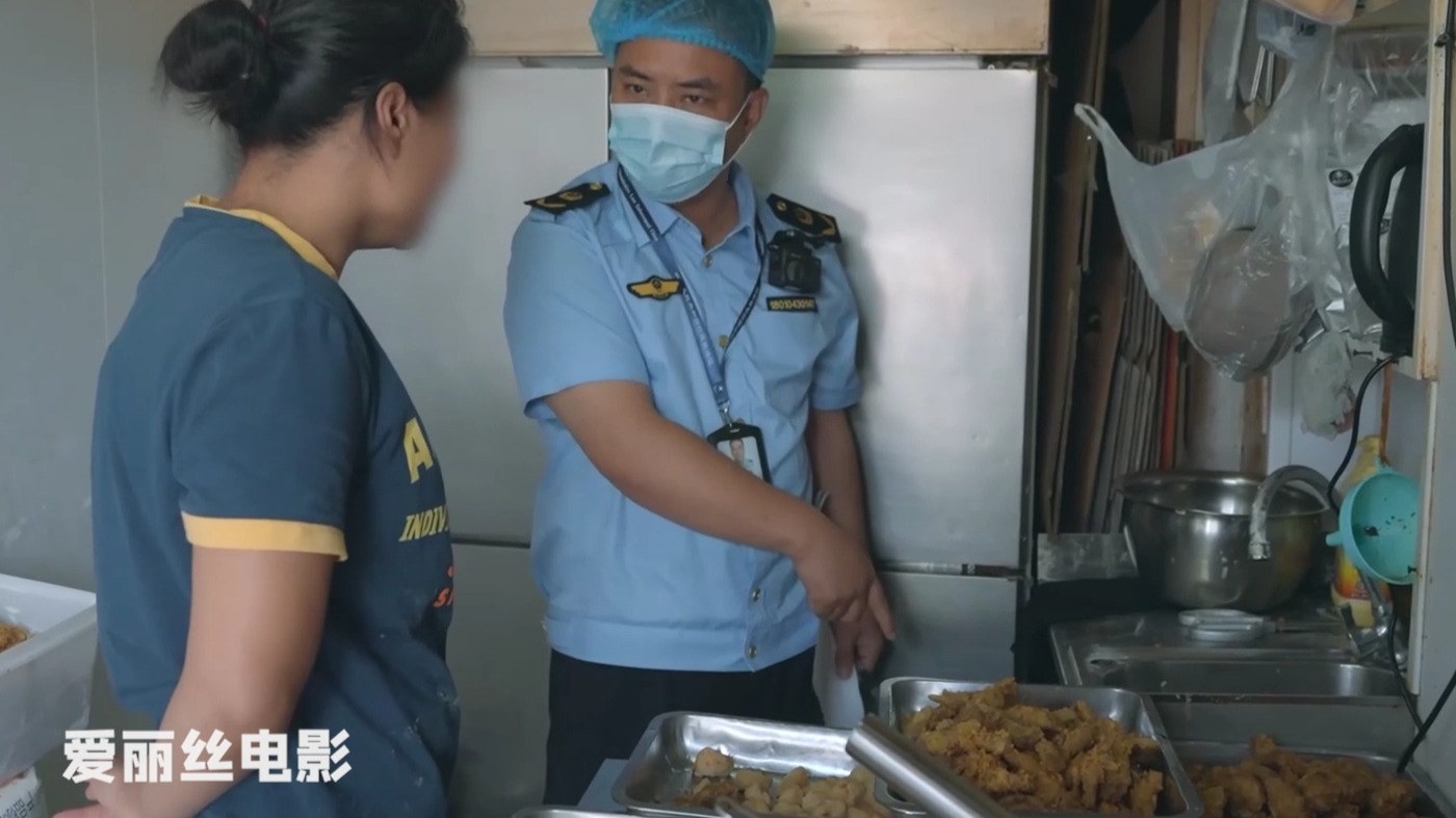 小孩吃完刚买的蛋糕，就上吐下泻，还出现发烧症状