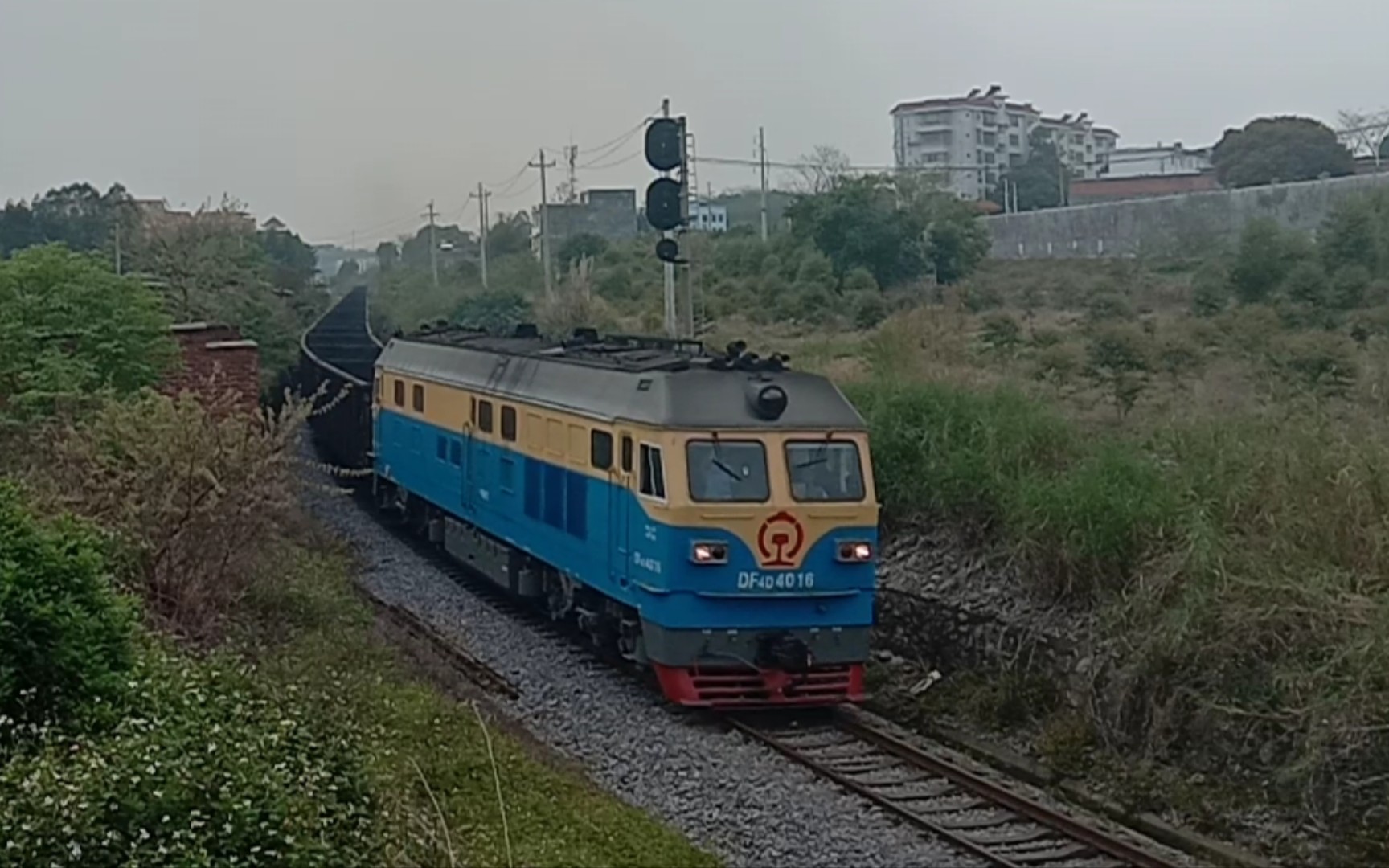 活动作品来合线df4d4016牵引空敞车进合山站