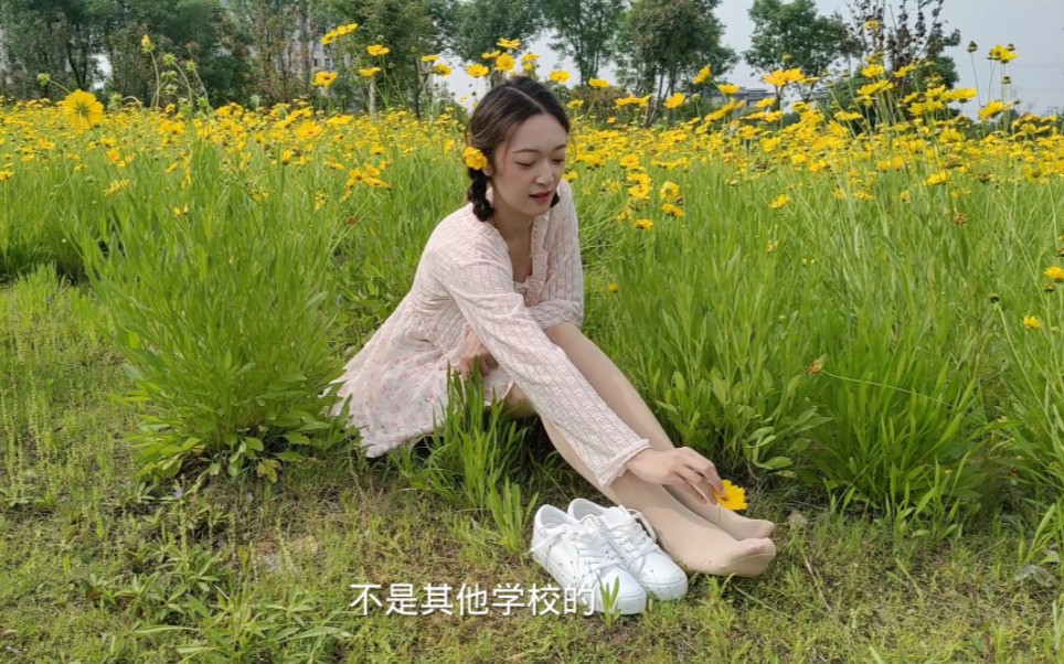 [图]《风中少女》小黄花的点缀