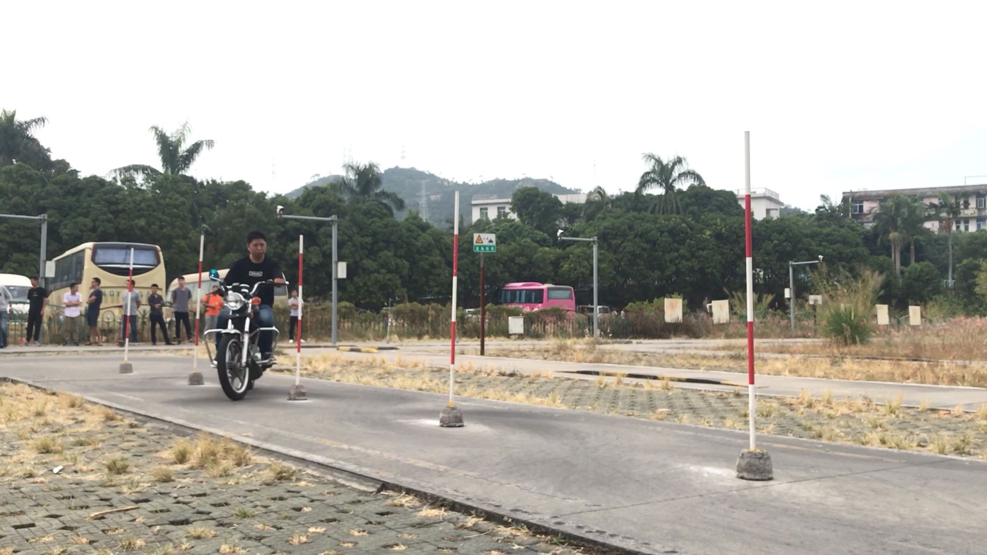 震驚!摩托車科目二,剛上車的少年竟然如此老練