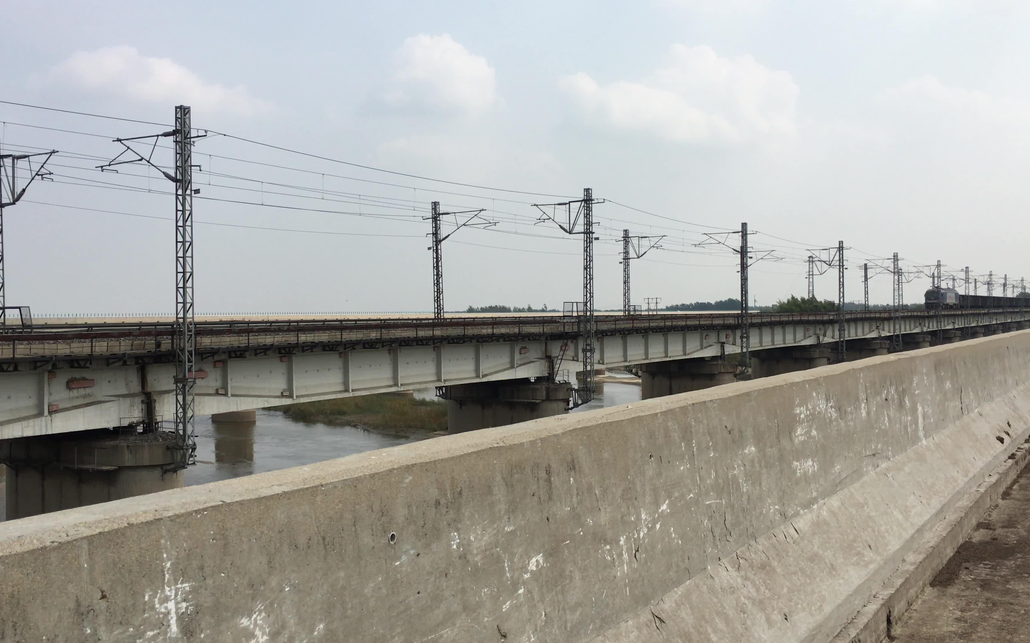 hxd3b0113牵引货车通过沈山铁路巨流河特大桥