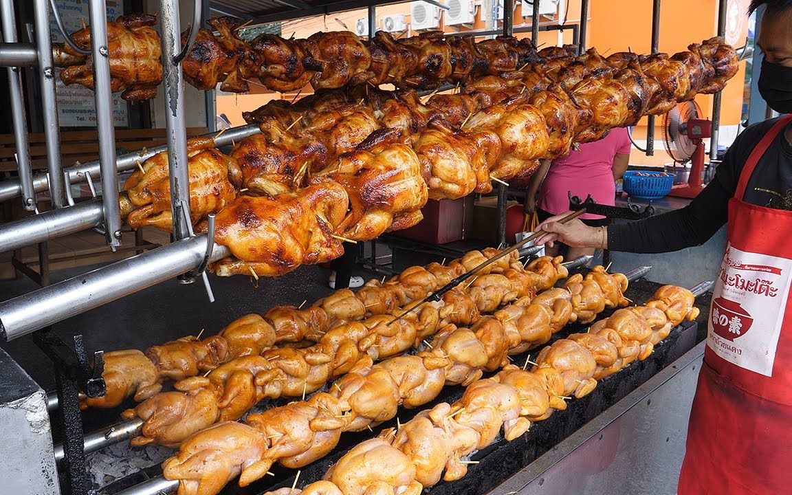 泰国街头美食:真正的街头小吃! 令人惊叹的木炭烤鸡