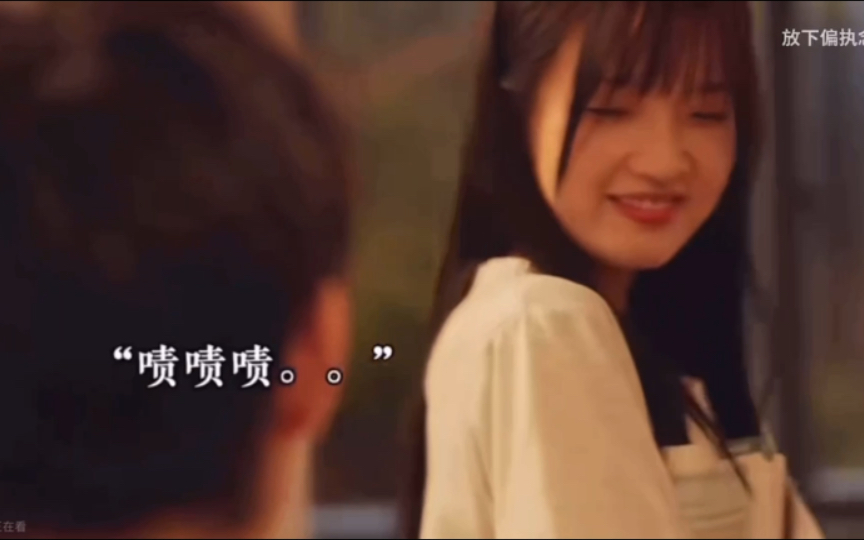 意味深长的笑,男孩不知所措