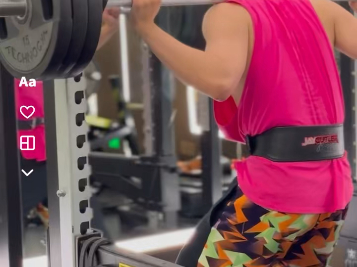 健身房里的肌肉猛男!力量与汗水交织的瞬间