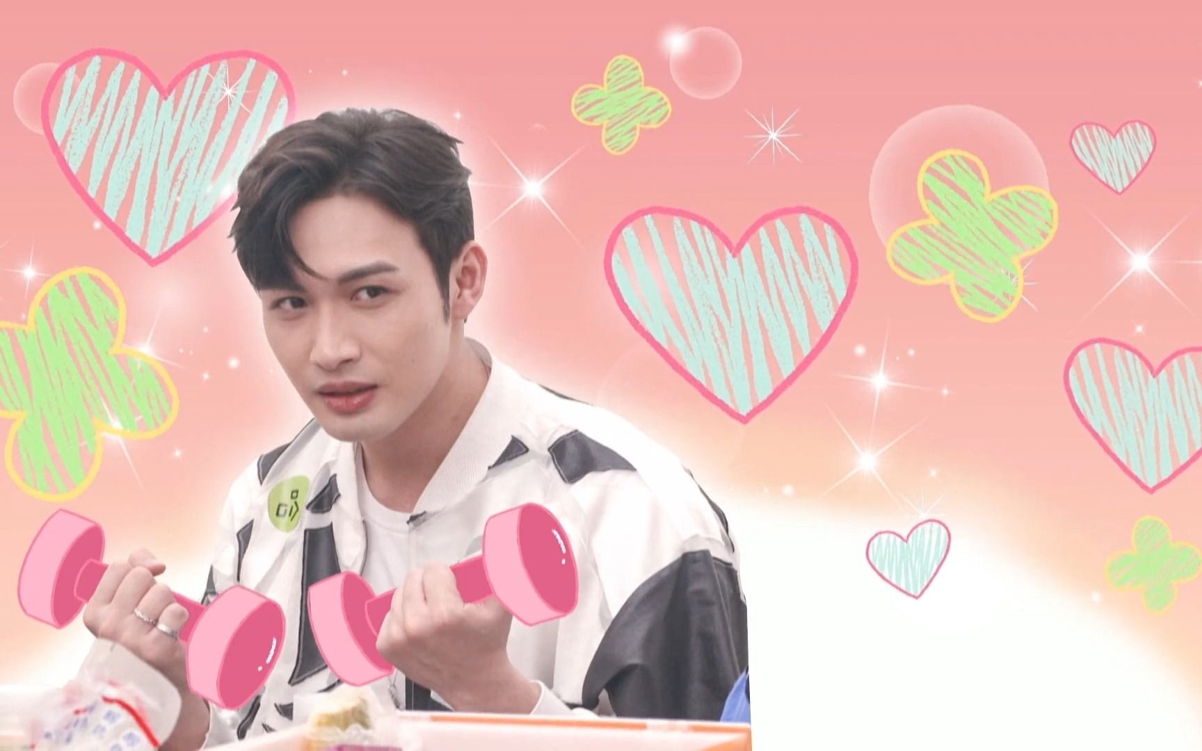 张彬彬健身趣事分享:跟朋友一起健身他越练越胖 他在健身房举粉红色小