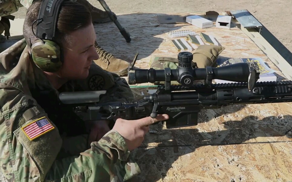 美国陆军xm2010狙击枪射击训练