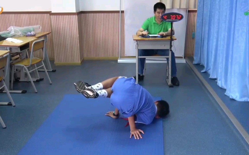 五年级挑战街舞动作-三角架支撑(babyfreeze)