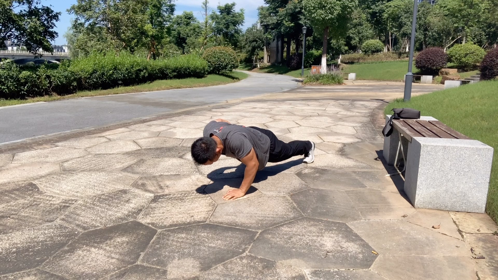 标准的单手俯卧撑有多难?小伙直呼太难,只敢挑战这种的!