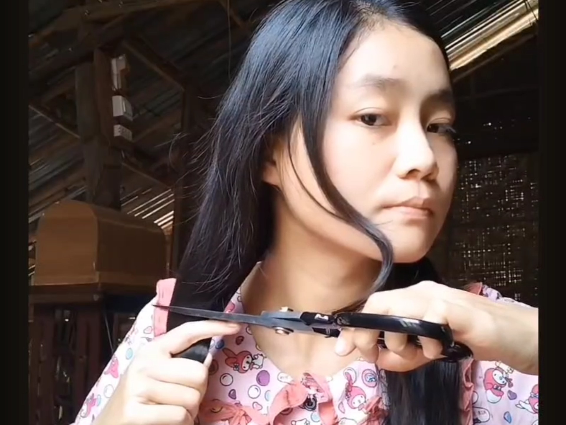 缅甸小姐姐自己动手剪掉超长发