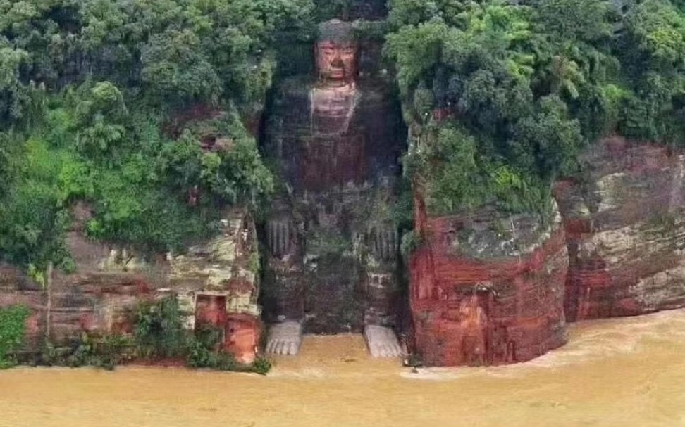 乐山遭遇50年未遇大洪水,三江汇合变成了一江,大佛也洗脚了,,江心岛已全部被淹,在救援队的帮助下,岛上的群众都已安全转移,祈福乐山,天佑嘉州...