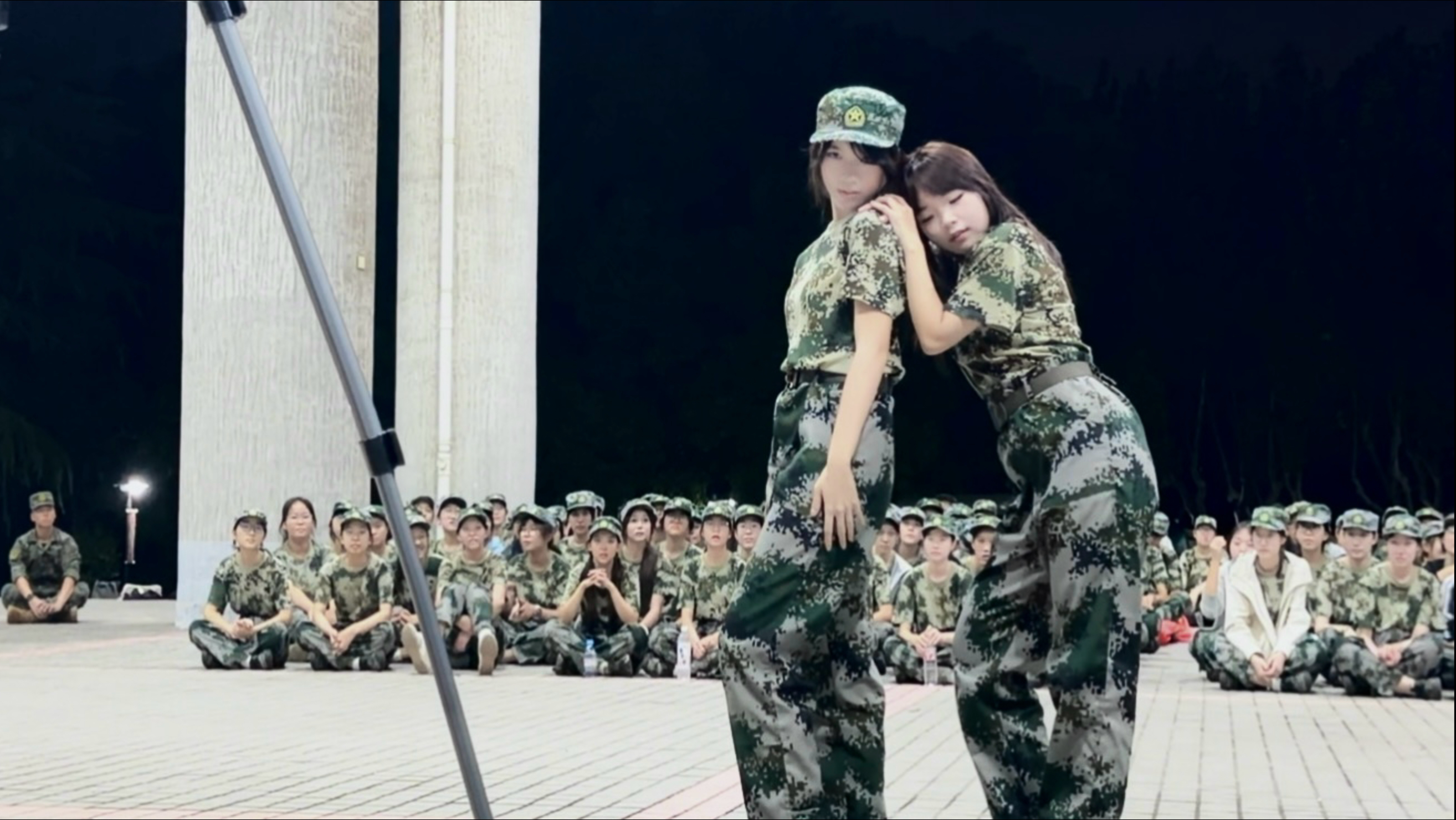 只排了四个小时就上的《没有明天》｜上外军训