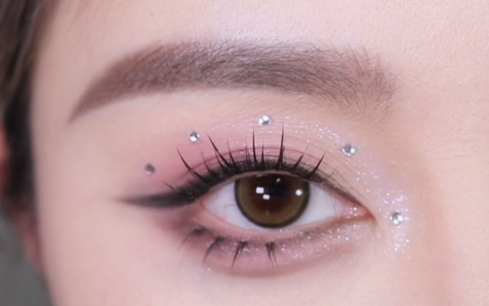 虞书欣 闪钻千禧眼妆|甜系辣妹小粉红 五颗小钻是灵魂|原相机眼妆教程